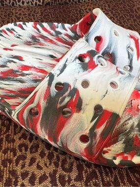 EUC Crocs Classic Marbled Slides in Red Gray & White Sandals Mens Size 12